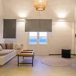 Central Hostel Oia