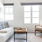 Central Hostel Oia 旅馆 *