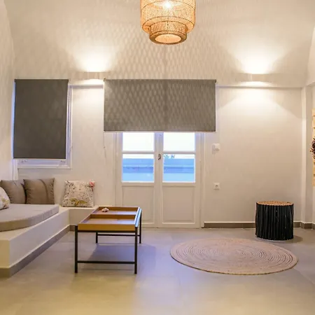 Central Hostel Oia