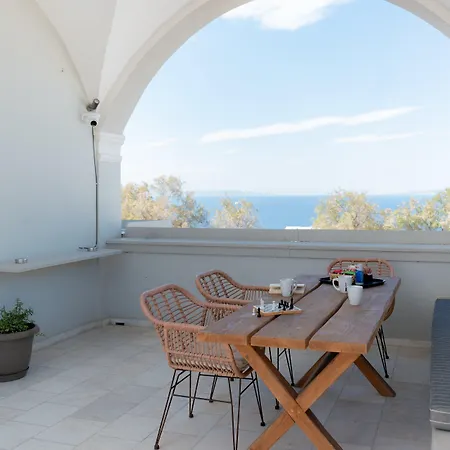 Central Hostel Oia 旅馆 *