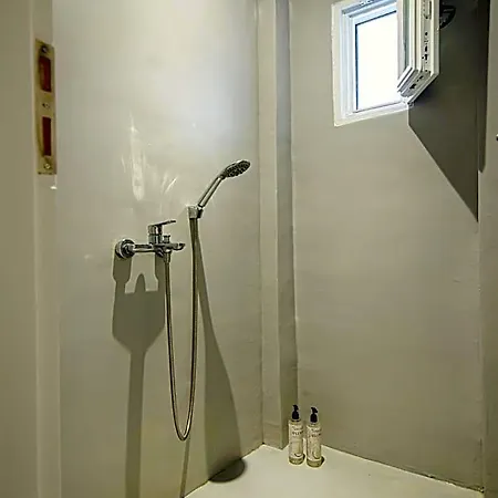 Central Hostel Oia