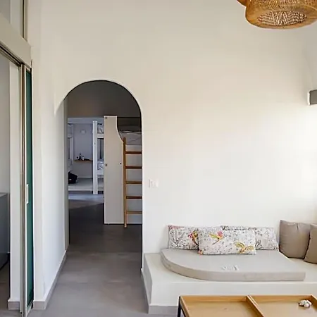 Central Hostel Oia Ia