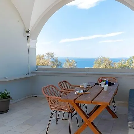 Central Hostel Oia Ia