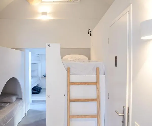 Central Hostel Oia 旅馆