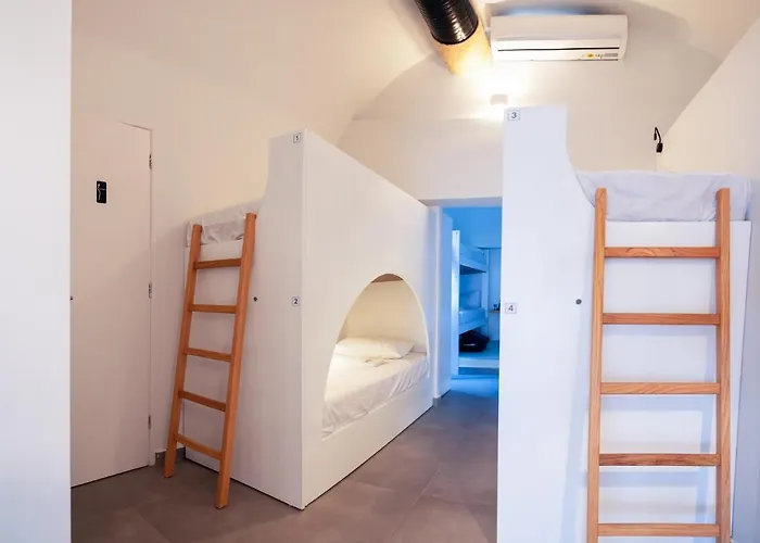 Central Hostel Oia 旅馆
